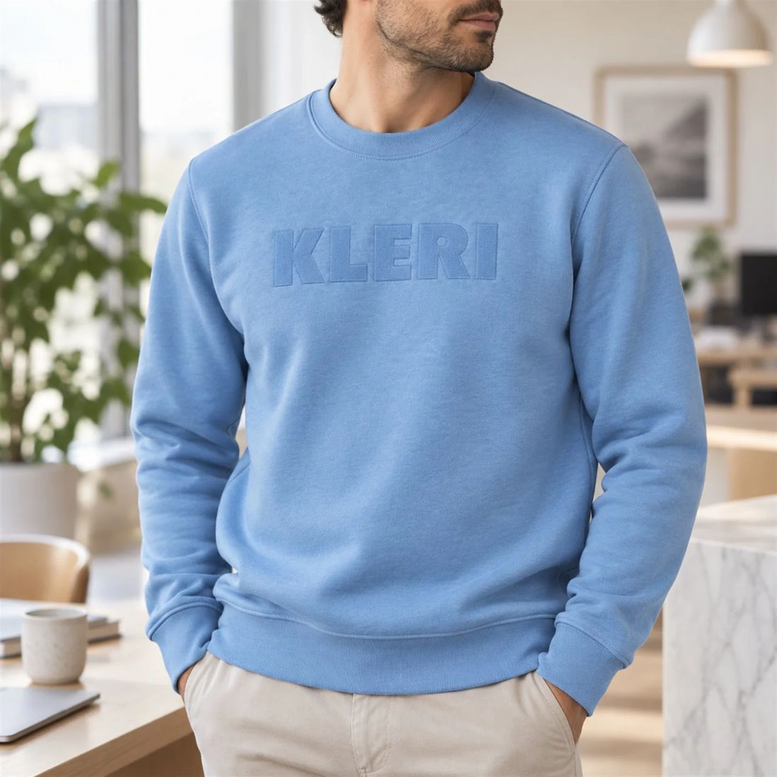 Lyseblå collegegenser med Kleri-logo