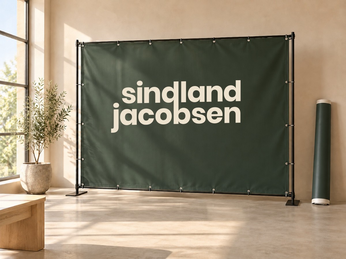 Mosegrønt banner med Sindland Jacobsen-logo